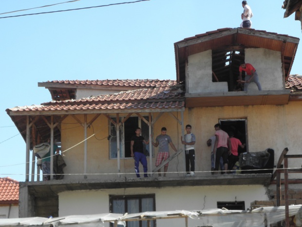 Ромите в Гърмен се съгласиха на временни жилища
