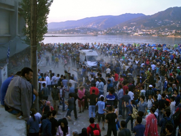 2 500 бежанци опитаха да щурмуват кораб на остров Лесбос