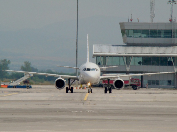Самолет кацна извънредно в София заради бременна жена