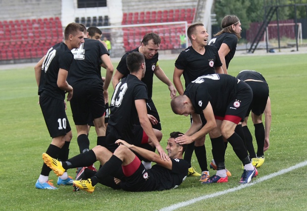 ЦСКА с победа в първия си мач с професионален отбор