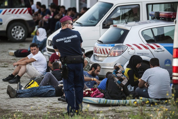 Над 10 000 мигранти са влезли в Унгария в сряда