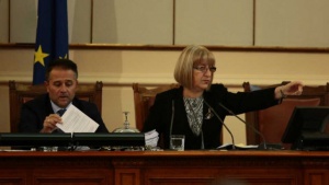 Депутатите ще обсъждат убежищата на бежанците на извънредно заседание