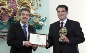 Президентът връчва днес отличия на името на Джон Атанасов