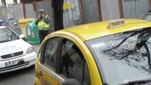 Таксиджия дръпна чантата на 77-годишна, едва не я уби