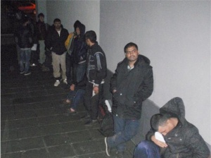 30 имигранти очакват настаняване пред районното в Бургас