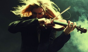 Дейвид Гарет представя новия си музикален проект Explosivе