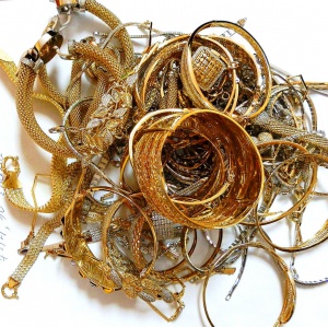 Бижута за 20 хил. лв. откриха митничари в дамски сутиен