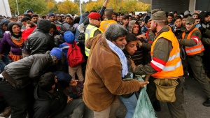 Словения разпространи кадри на среднощно бежанско нашествие