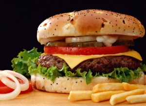 Хамбургерите, бекона, наденицата - в черен списък като причинители на рак