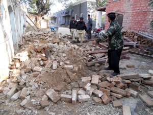Над 300 души са жертвите на земетресението в Южна Азия