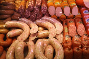 СЗО: Експертите не са призовавали да не се яде обработено месо