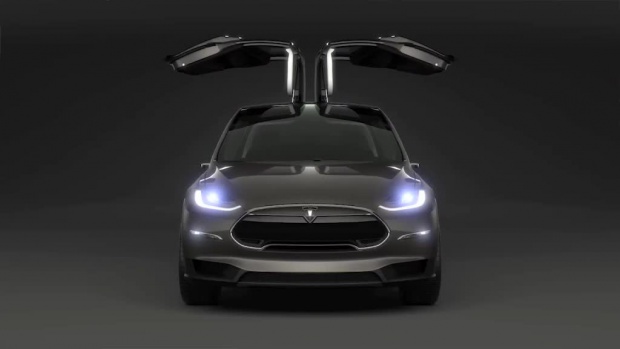 Новите коли на Tesla Motors могат да се престрояват сами в пътните ленти