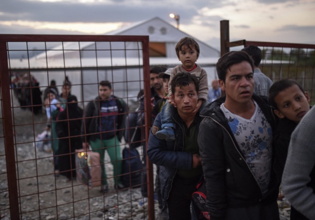 Мигранти атакуваха границата със Словения, полицията отвърна със сълзотворен газ