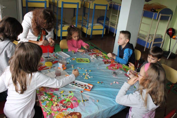 Лепят устата на децата с тиксо в столична детска градина