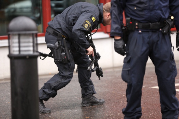 Швеция: загинал е и нападателят с маска от „Междузвездни войни“
