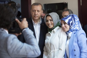 Партията на Ердоган печели изборите в Турция, сочат 95% от бюлетините