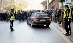 Полицаи блокираха движението в центъра на София (Снимки)