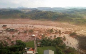 Десетки жертви от скъсана дига в Бразилия
