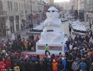 Издигат статуя на PSY  в Сеул