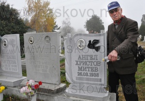 Мъж от Хасково си постави паметна плоча приживе