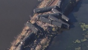 Натоварен с петрол влак  дерайлира в САЩ