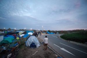 16 полицаи пострадаха при сблъсъци с бежанци във Франция