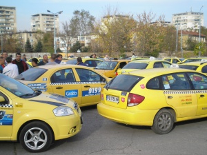 Таксиметрови шофьори се готвят за протест