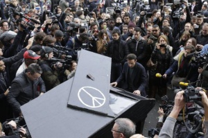 Пианист изсвири ''Imagine'' на Джон Ленън в Париж