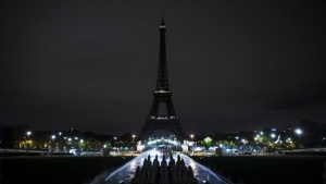 Айфеловата кула потъна в мрак след атентатите в Париж