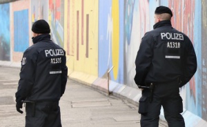 Германия арестува мигрант заради предварителни данни за бомбата в Париж