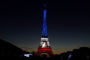 Айфеловата кула отново изгря в цветовете на Франция