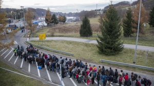 Словения призова за контрол на бежанския поток от Балканите