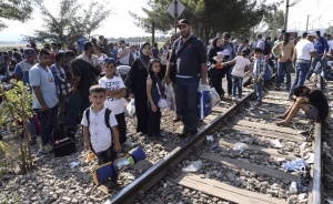Стотици мигранти атакуваха македонската граница