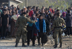 Напрежение в Гевгелия - Македония връща хиляди мигранти в Гърция