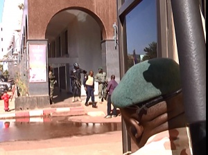 ООН: Най-малко 27 заложници са убити от нападателите на хотела в Мали