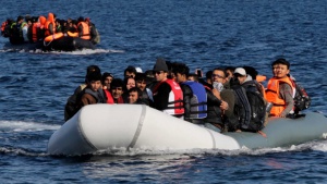 Гръцки граничари се опитват да пробият лодка на бежанци (видео)
