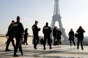 Антитерористичните операции във френската столица продължават