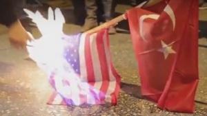 Знамената на Турция и САЩ горяха в Атина