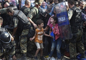 Мигранти буйстваха на границата с Македония, събориха оградата