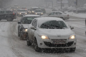 Сняг блокира движението на Витиня, колите пъплят с 10 км в час