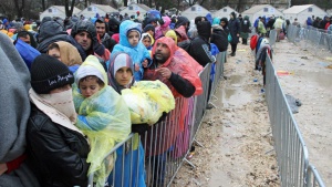 Спират икономическите мигранти на границата на Македония