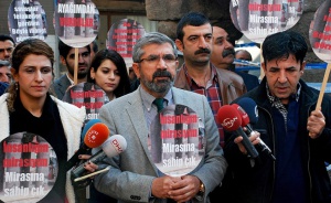 50 000 изпратиха в последния му път убития кюрдски адвокат