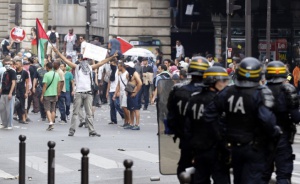 Протестите в Париж завършиха с 317 задържани