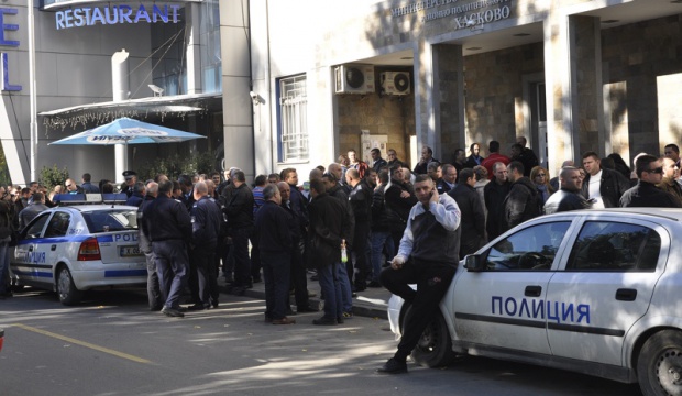 Полицаи се събират пред Министерството на финансите