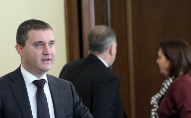 Служителите на МВР да не бързат да напускат, призова Горанов