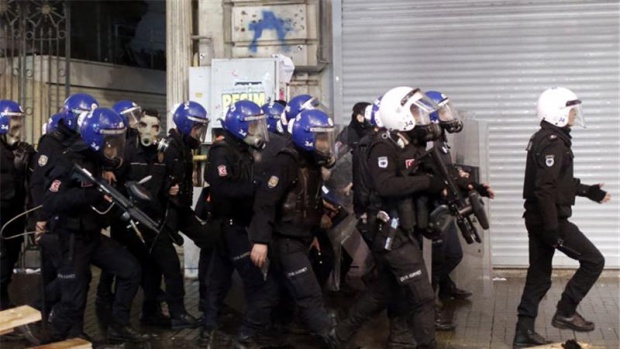 Турската полиция обстрелва демонстриращи студенти с гумени куршуми