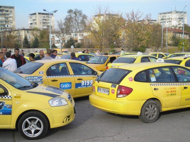 Таксиметровите шофьори излизат на протест