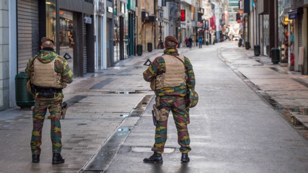 Брюксел остава блокиран, терористите все още се издирват