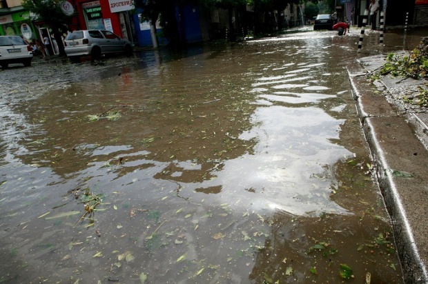 Аварийна ситуация в центъра на София: наводниха се централни улици