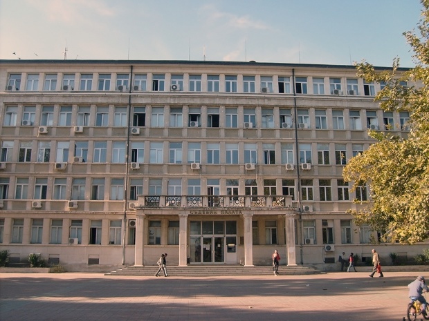 Изоставен багаж затвори съдебната палата във Варна